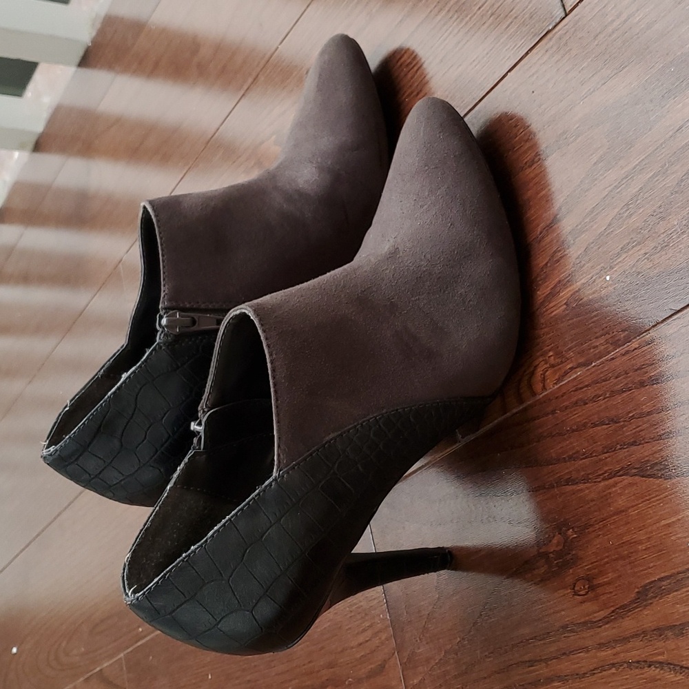Size 7 Gorgeous brown suede and black leather heels with zipper opening